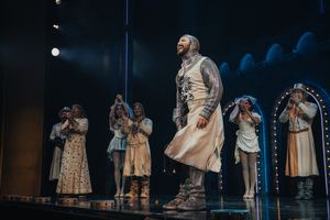 Alex Brightman and cast Photo