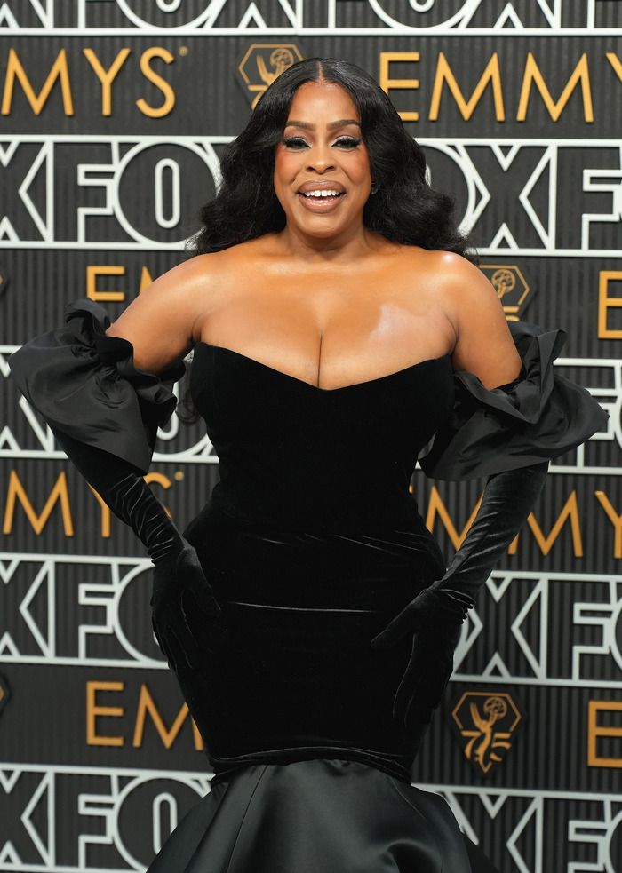 Photos: Inside the 75th Emmy Award With Niecy Nash-Betts, Jennifer Coolidge & More — photo 20 of 40