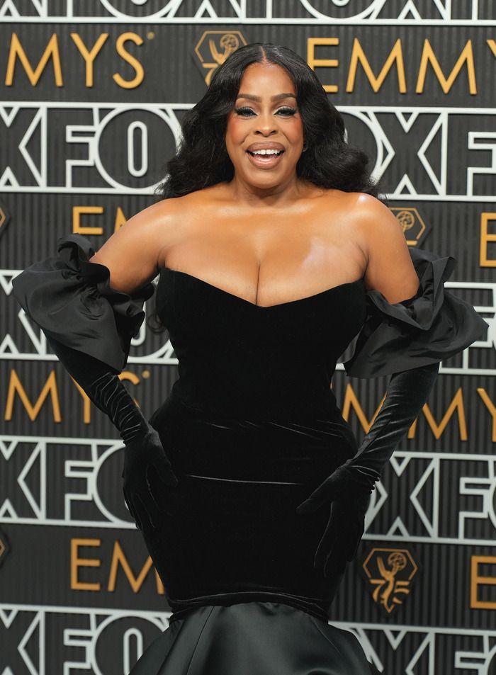 Photos: Inside the 75th Emmy Award With Niecy Nash-Betts, Jennifer Coolidge & More — photo 19 of 40