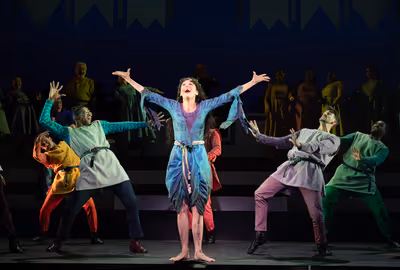 Sutton Foster and cast Photo