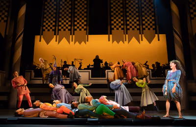 Sutton Foster and cast Photo