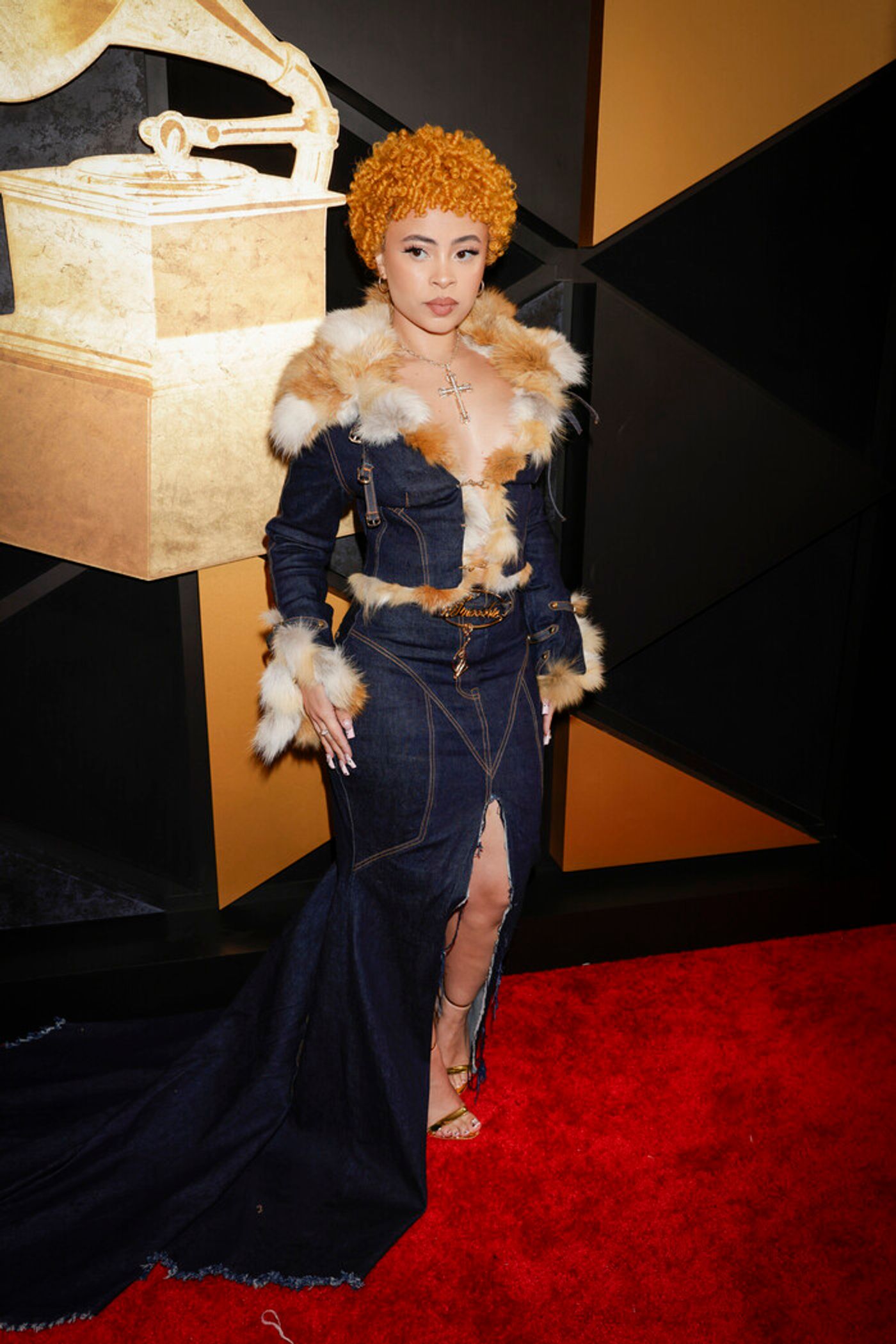 Photos: Inside the GRAMMYs With Taylor Swift, Miley Cyrus, Beyoncé & More  Image