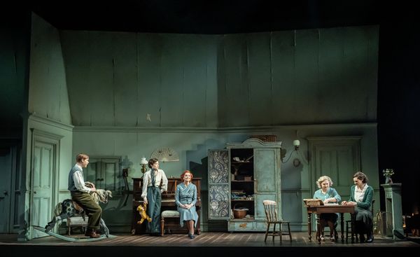 Billy Howle (Nicholas), Bethan Cullinane (Cynthia), Kate Fahy (Belle), Amy Morgan (Ma Photo