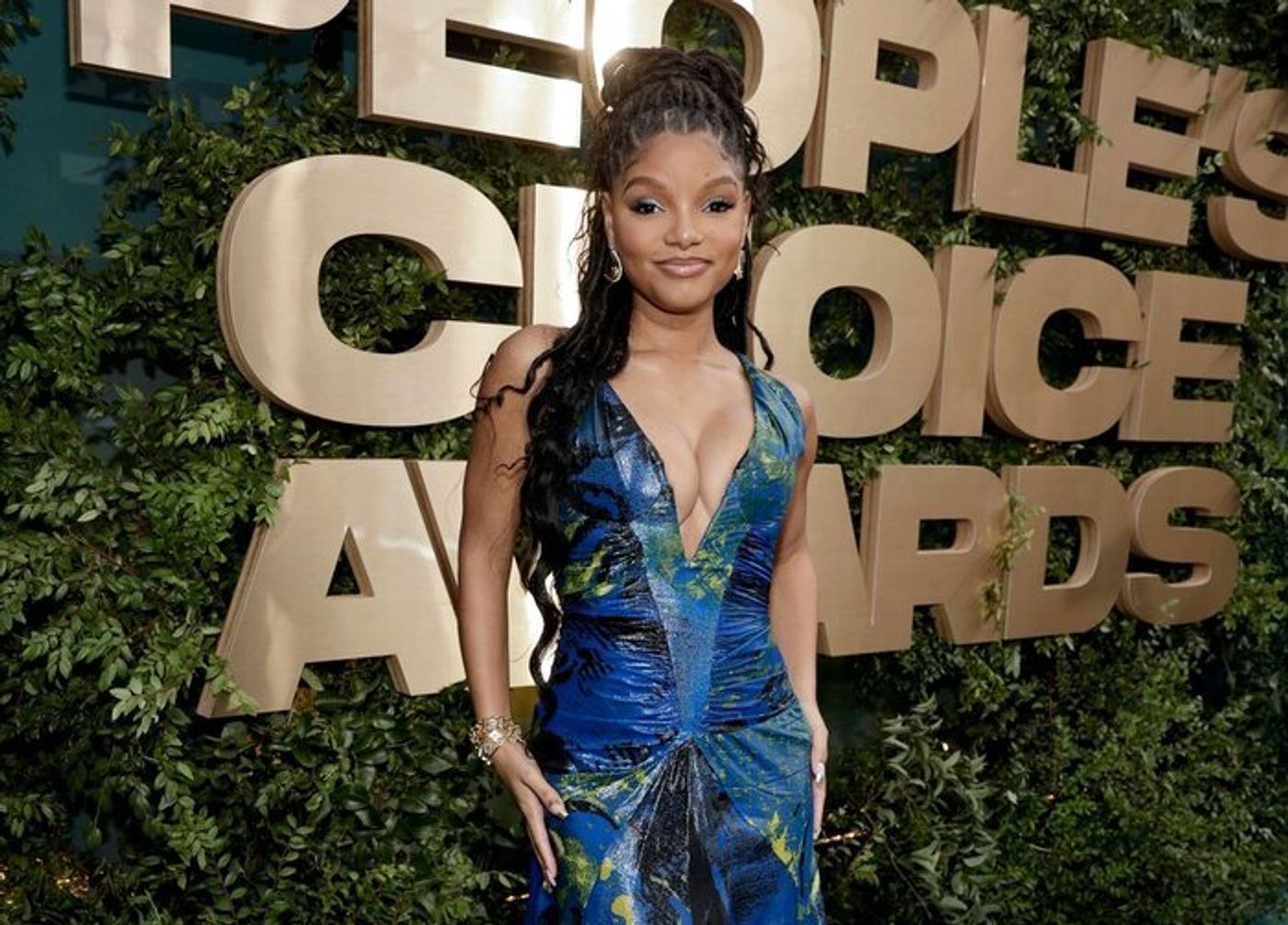 Photos: Inside the People's Choice Awards With Rachel Zegler, Halle Bailey & More  Image