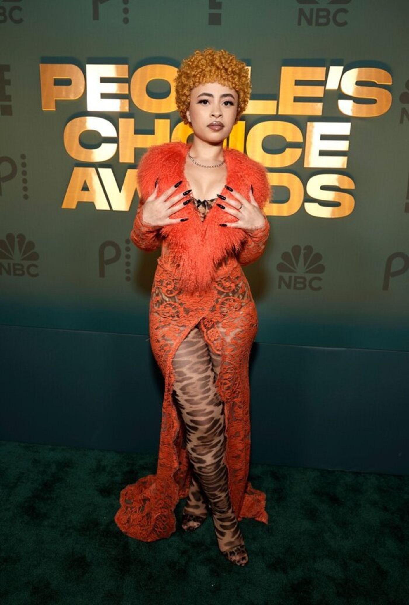 Photos: Inside the People's Choice Awards With Rachel Zegler, Halle Bailey & More  Image