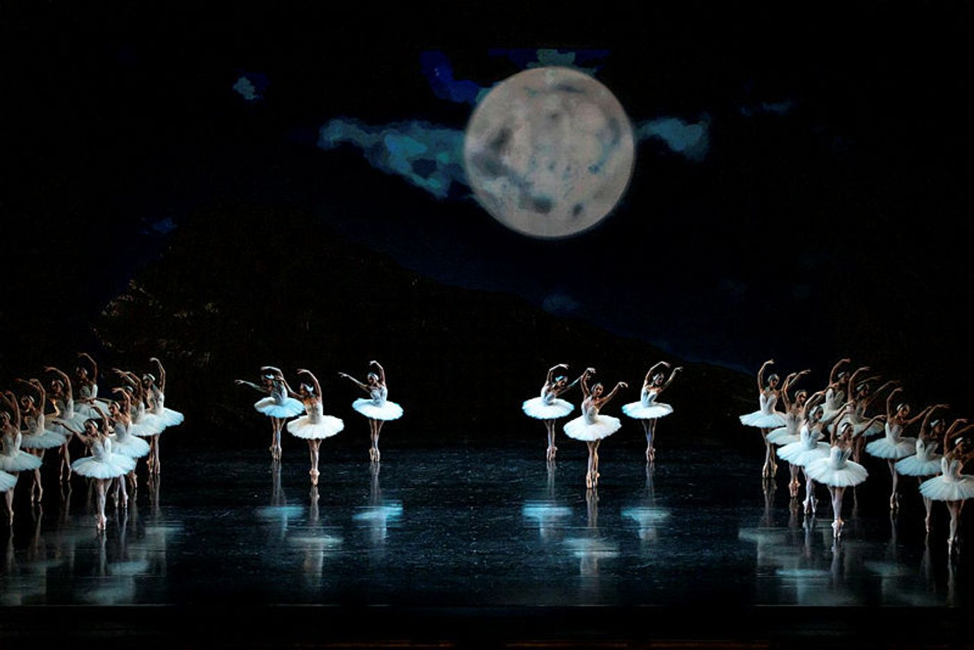 Review: SWAN LAKE at San Francisco Ballet  Image