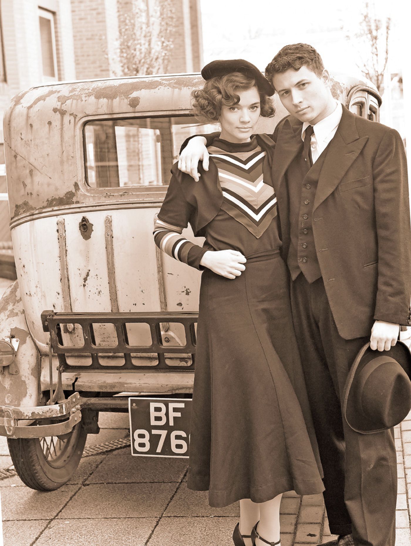 Photos: BONNIE & CLYDE Cast Pose With a Vintage 1929 Ford Model A Saloon  Image
