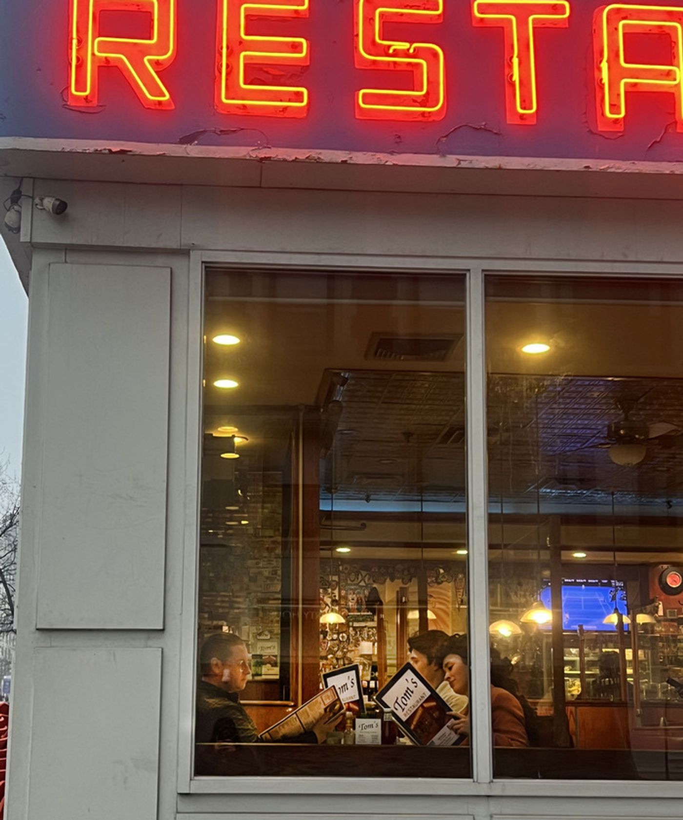 Photos: SINGFELD! Parody Musical Cast Poses at Tom's Restaurant Photos: SINGFELD! Parody Musical Cast Poses at Tom's Restaurant Image