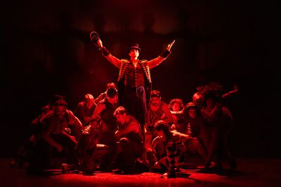 Paul Alexander Nolan and the cast Photo