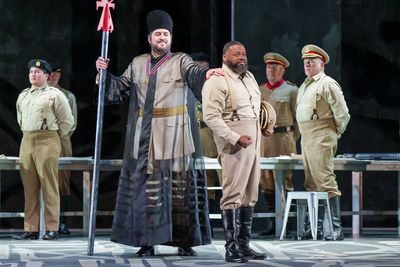 Önay Köse, Russell Thomas, and The Company of AIDA Photo