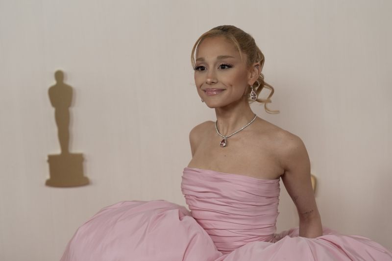Photos: See Ariana Grande & Cynthia Erivo Channel WICKED at the Oscars — photo 2 of 3