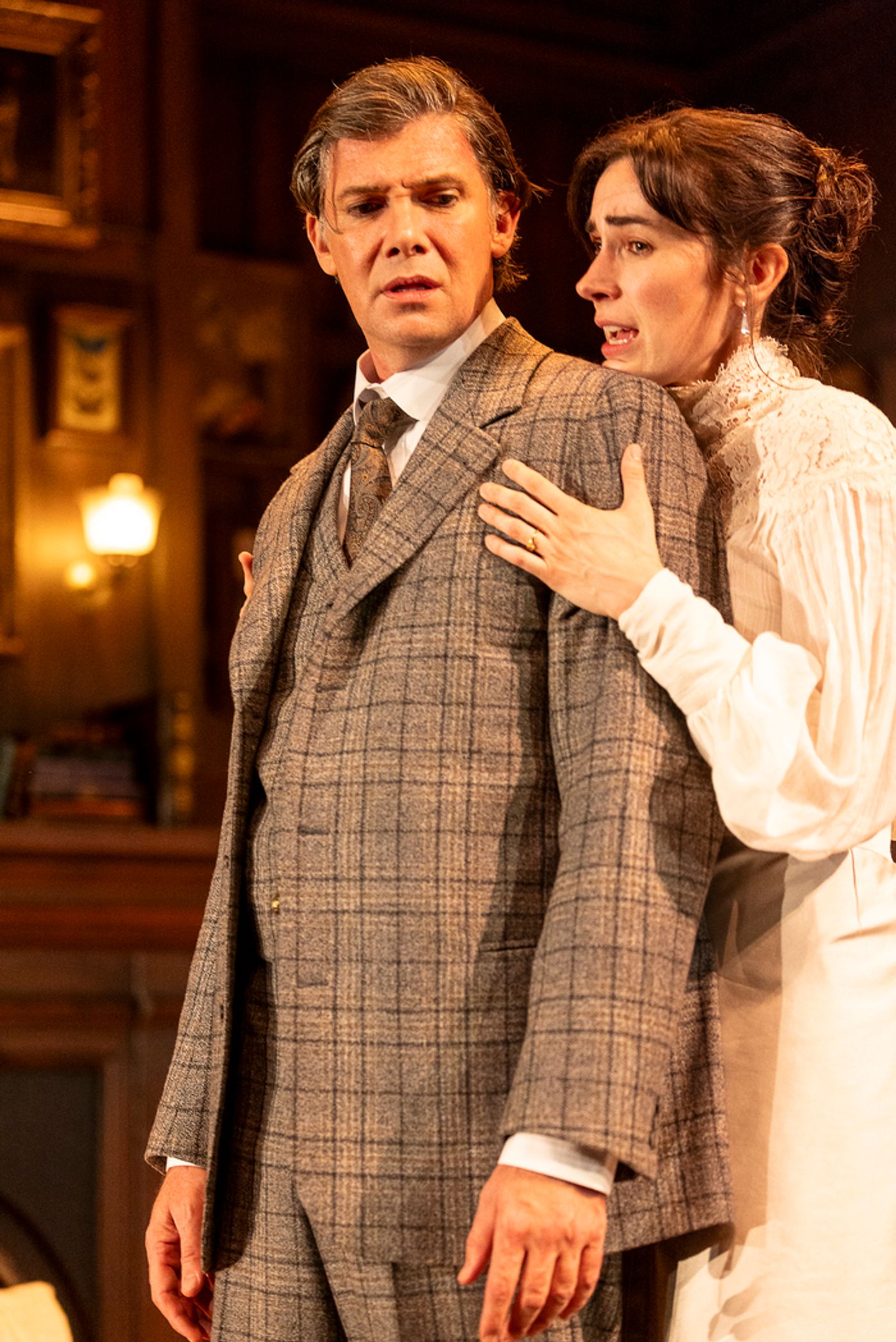 Review: GASLIGHT at Comedy Theatre  Image
