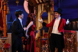 Bowen Yang as Christian, Ariana Grande as Satine and Josh Brolin as Harold Zidler dur Photo
