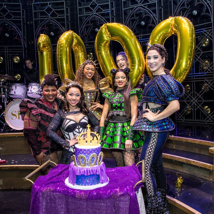 Photos: SIX Celebrates 1,000 Performances on Broadway — photo 3 of 4