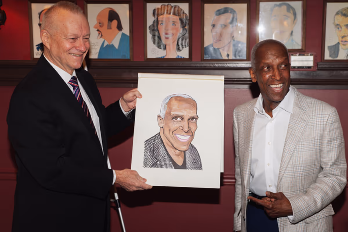Dorian Harewood at Photos: THE NOTEBOOK's Dorian Harewood Receives Portrait at Sardi's