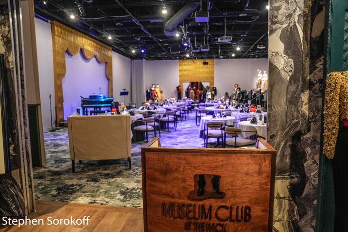 Photos: Hugh Panaro Kicks Off Easter Weekend at The Wick  Image