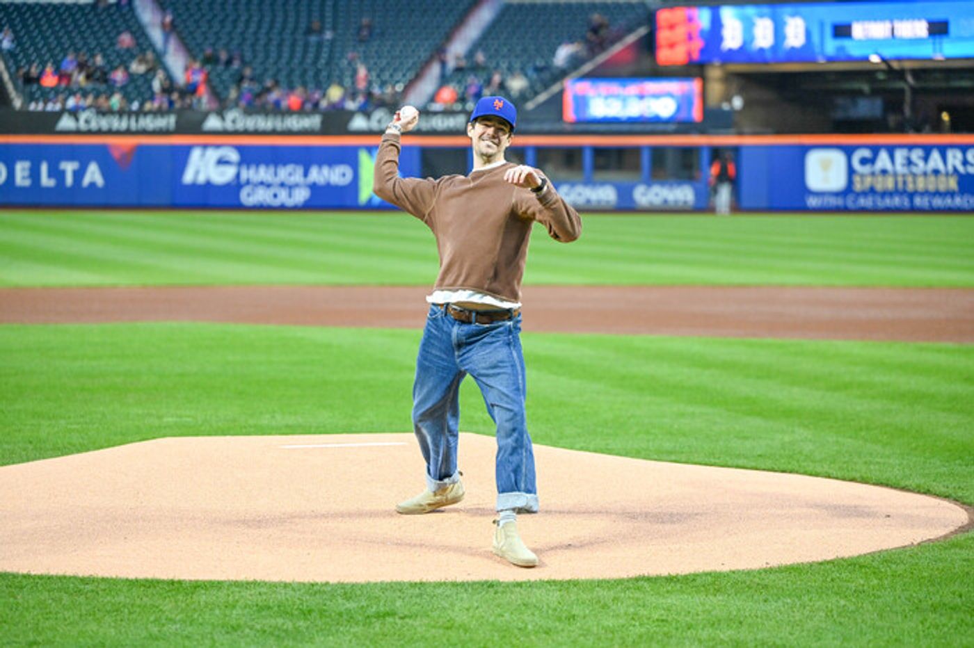 Photos: Grant Gustin Throws First Pitch at Mets vs. Tigers Game  Image