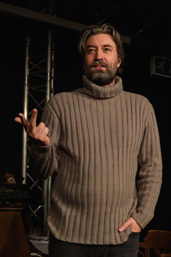 Evan Quinlan in his award-nominated role of Ernest Hemingway in ''Brain Hemingway''.  Photo