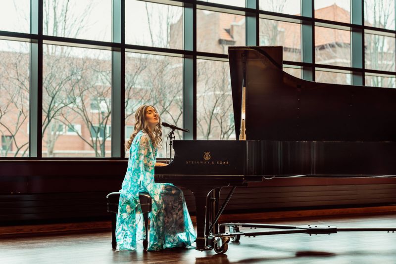 Photos: Meet Tiffany Topol The Star of BEAUTIFUL: THE CAROLE KING MUSICAL At Paramount Theatre — photo 4 of 4