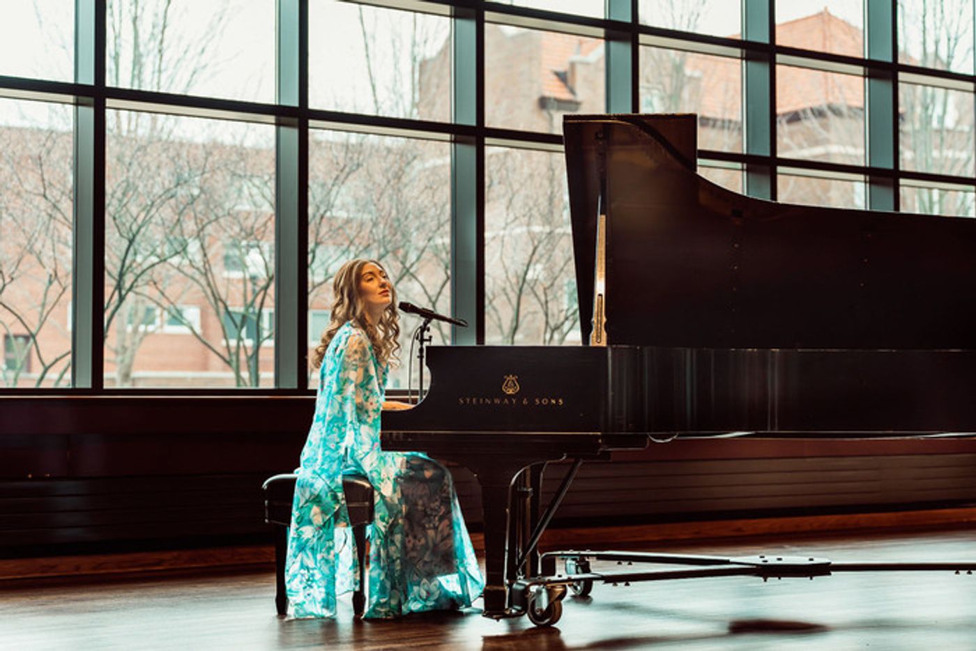 Photos: Meet Tiffany Topol The Star of BEAUTIFUL: THE CAROLE KING MUSICAL At Paramount Theatre  Image