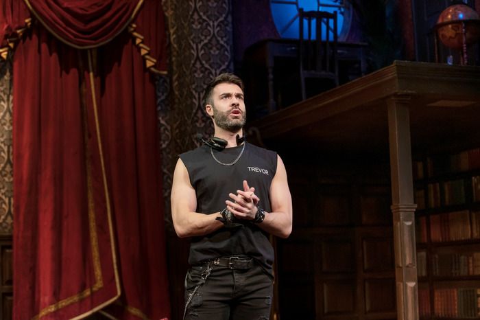 Photos: First Look at the New London Cast of THE PLAY THAT GOES WRONG — photo 8 of 12
