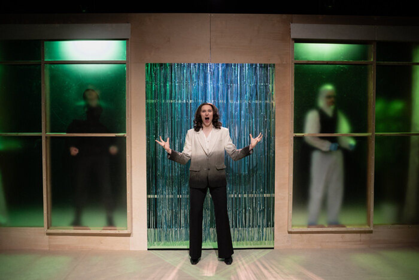 Arvio: KaniJaniKani hyppäyttää meidät suorituskulttuurin kauhuihin maagisen realismin keinoin  Image