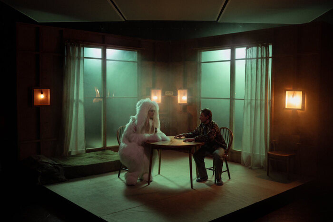 Arvio: KaniJaniKani hyppäyttää meidät suorituskulttuurin kauhuihin maagisen realismin keinoin  Image