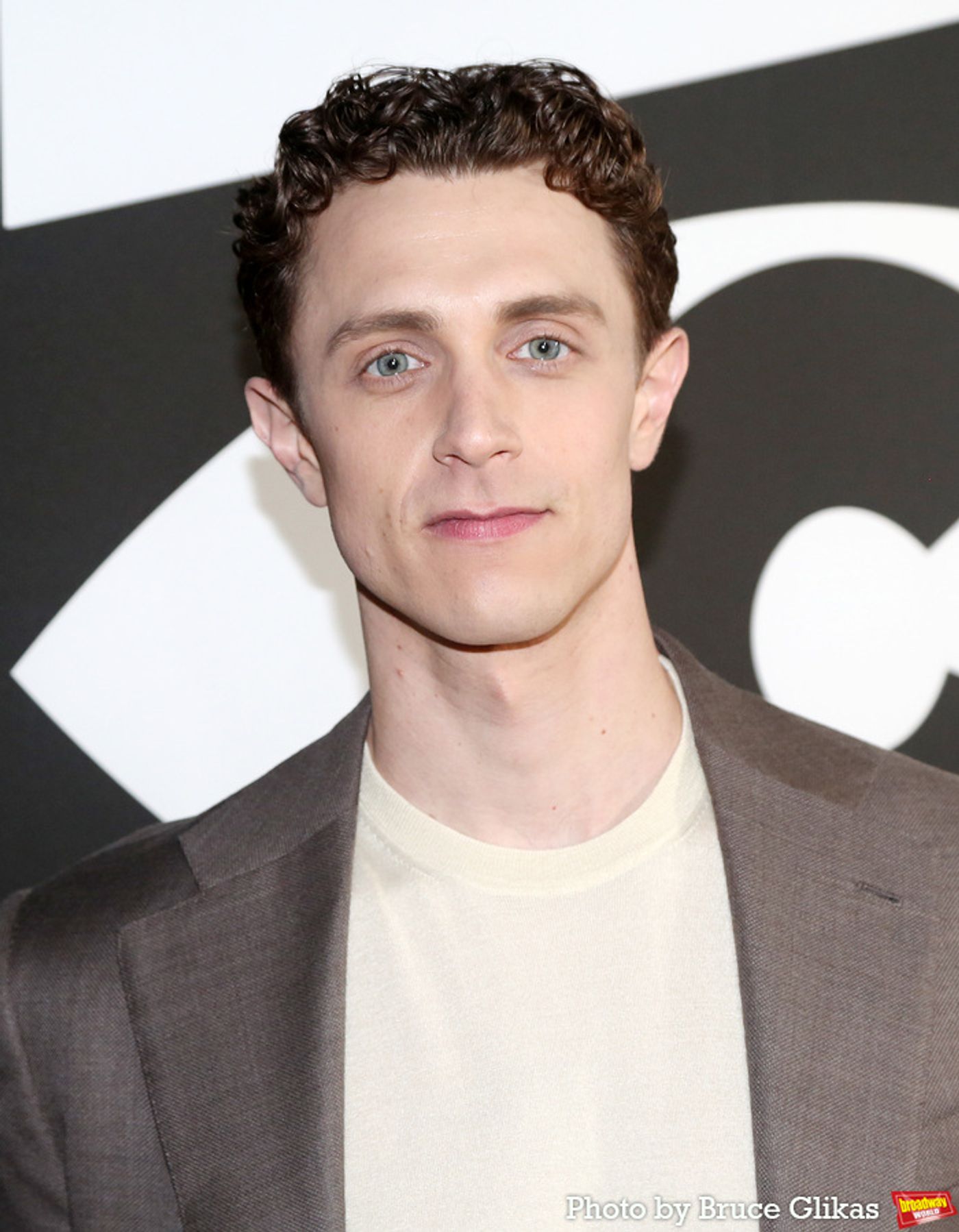 Photos: CABARET Cast Serves Double the Red Carpet Looks on Opening Weekend  Image