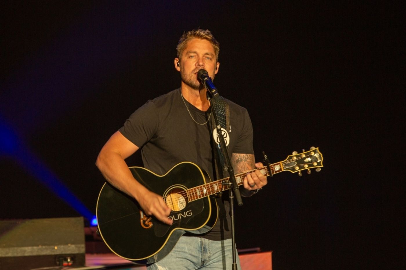 Review: BRETT YOUNG at Mystic Lake Showroom  Image