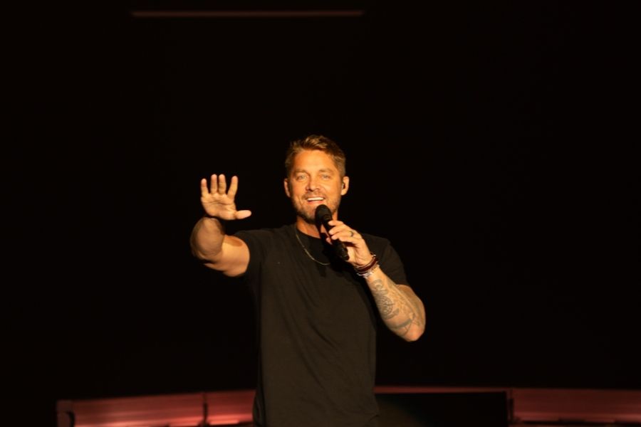 Review: BRETT YOUNG at Mystic Lake Showroom  Image
