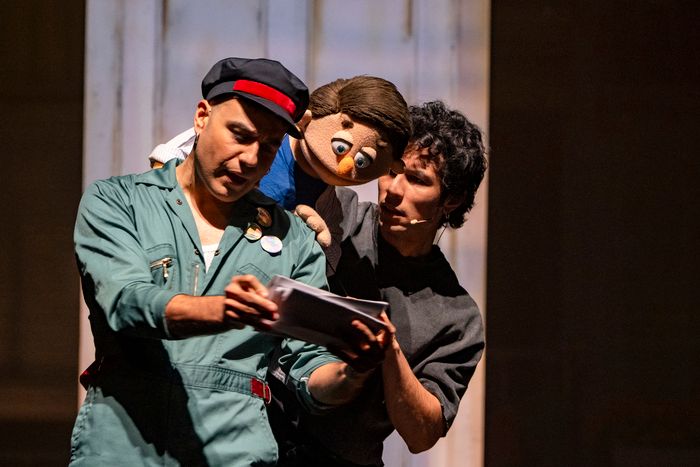 PHOTOS: No te pierdas las fotos de escena de AVENUE Q PHOTOS: No te pierdas las fotos de escena de AVENUE Q Image