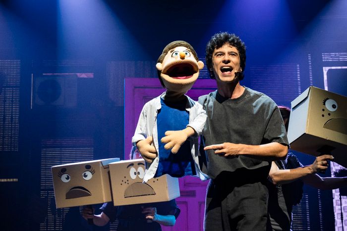 PHOTOS: No te pierdas las fotos de escena de AVENUE Q PHOTOS: No te pierdas las fotos de escena de AVENUE Q Image