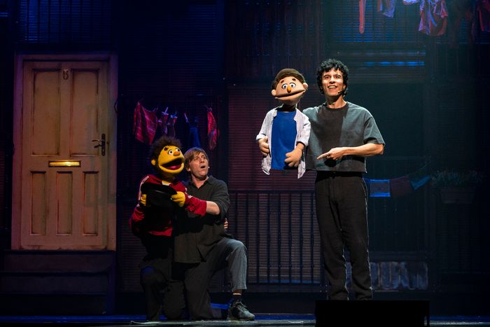 PHOTOS: No te pierdas las fotos de escena de AVENUE Q PHOTOS: No te pierdas las fotos de escena de AVENUE Q Image