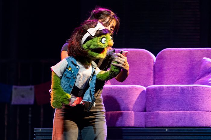 PHOTOS: No te pierdas las fotos de escena de AVENUE Q PHOTOS: No te pierdas las fotos de escena de AVENUE Q Image