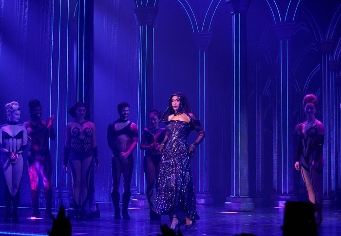 Photos: First Look At Pre-Broadway DEATH BECOMES HER in Chicago — photo 6 of 6
