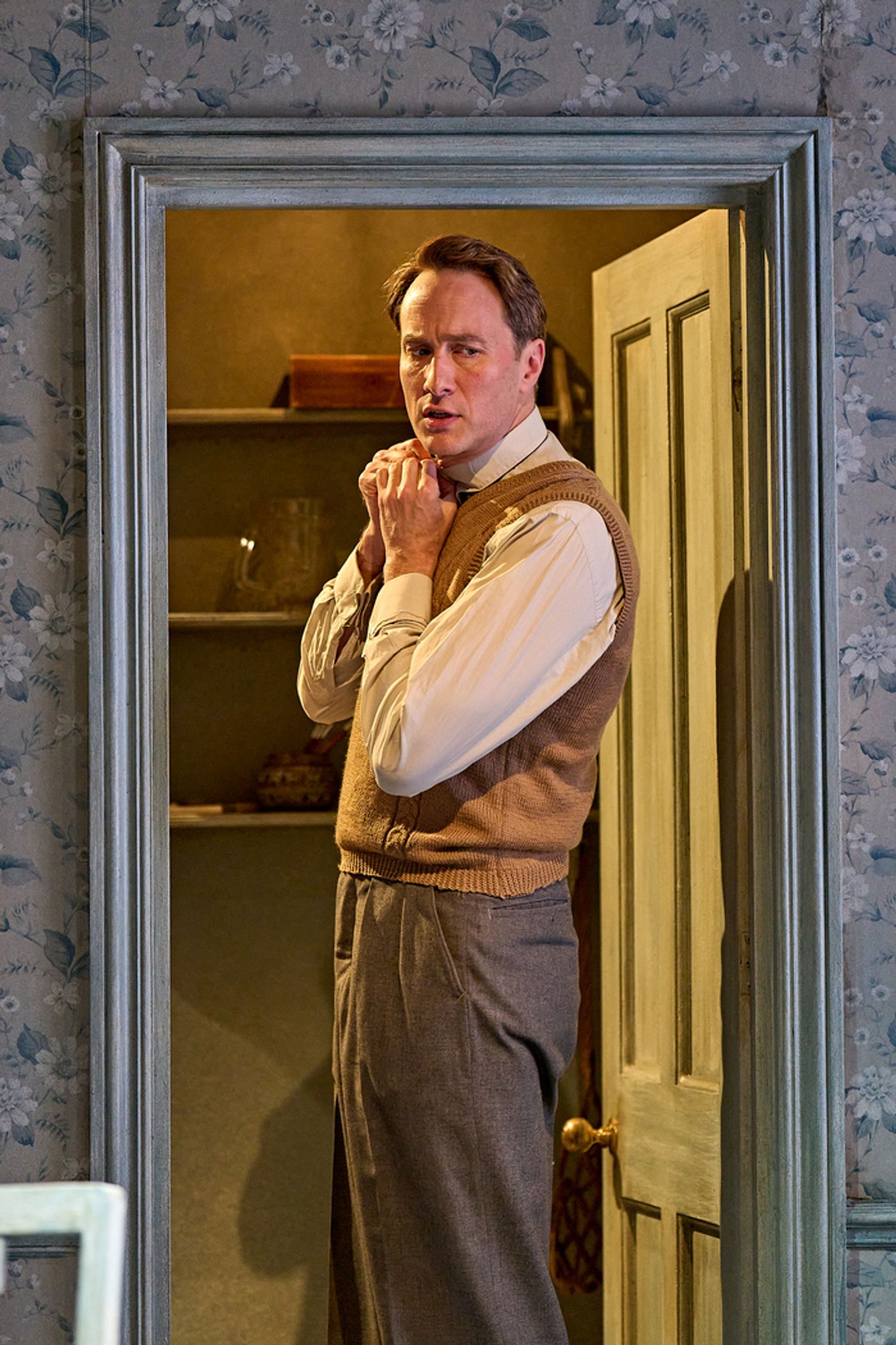 Photos: First Look at THE DEEP BLUE SEA at Theatre Royal Bath  Image