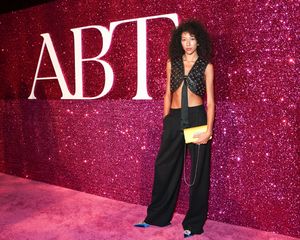 Aoki Lee Simmons Photo