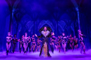 Michelle Williams (Viola Van Horn) and the ensemble of Death Becomes Her Photo