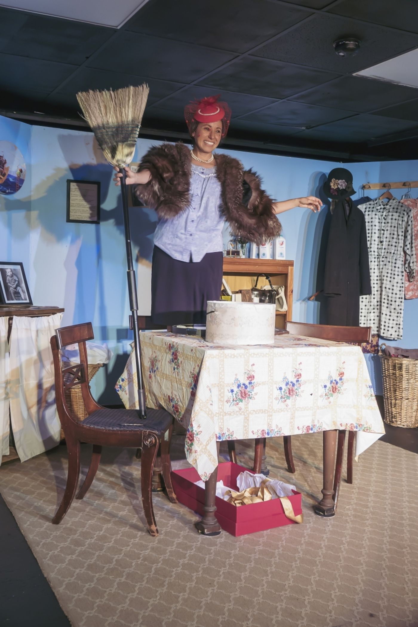 Review: MI ESCOBA POR UN REINO/ GOD SAVE THE QUEEN at Teatro De La Luna  Image