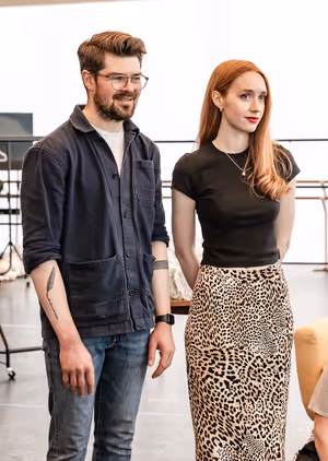  Samuel Thomas (Tom), Jessie Elland (Danielle)
 Photo