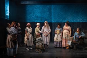 Dale Soules (Sarah Smith), Emily Cass McDonnell (Helen Ludlow), Sandra Oh (Lizzy Luke Photo