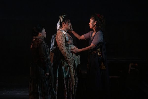 Ann Harada (Judith Brewer), Simone Recasner (Peg Carter), Sandra Oh (Lizzy Luke) Photo