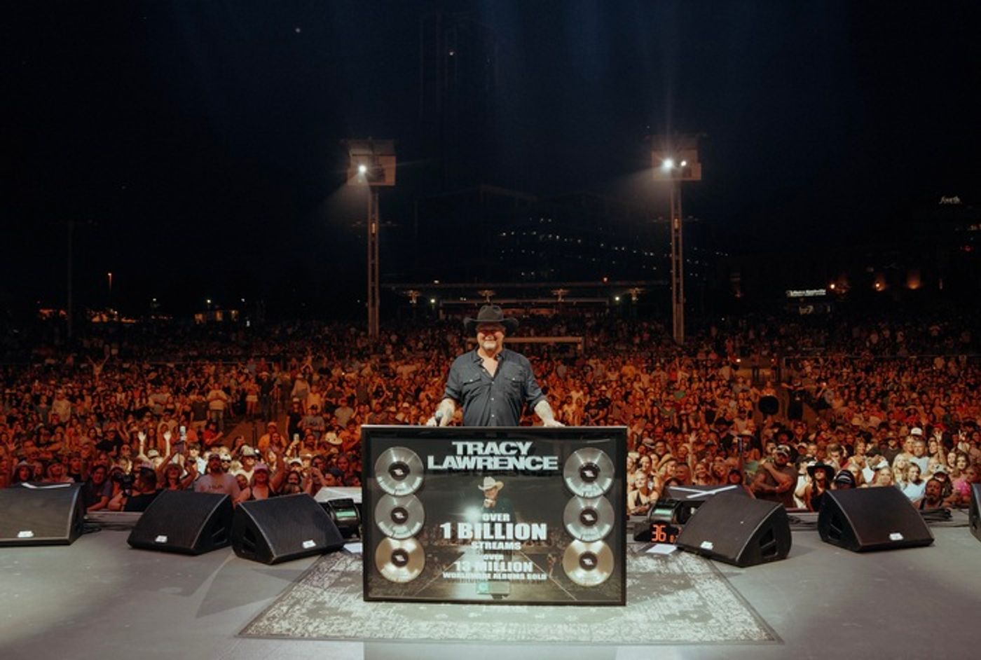 Photos: Tracy Lawrence Takes Over Ascend Amphitheater With Sold-Out 'Tracy Lawrence And Friends'  Image