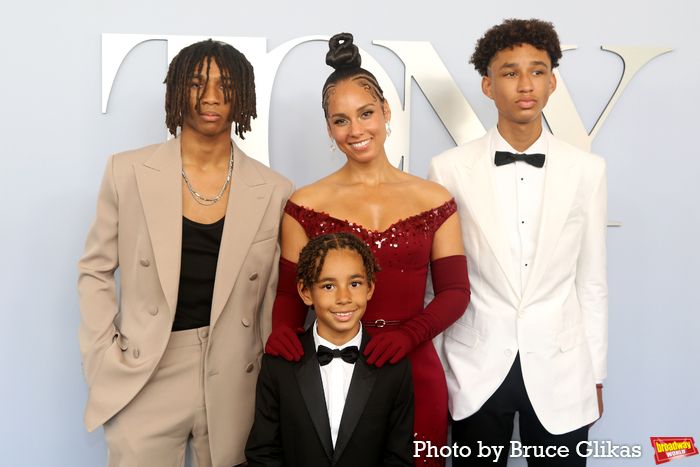 Photos: On the Red Carpet at the 2024 Tony Awards — photo 40 of 415