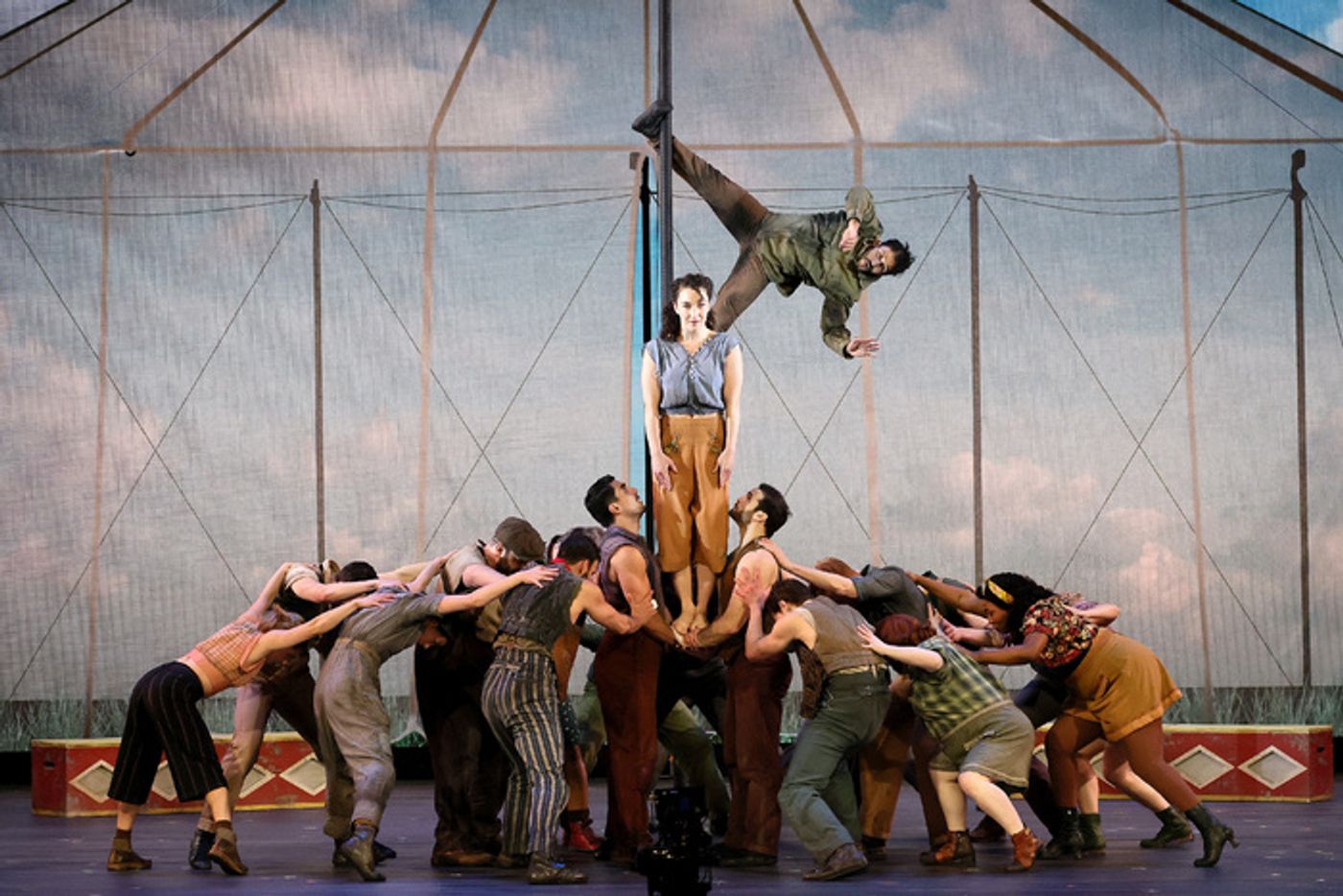 Photos: Inside the 2024 Tony Awards Ceremony  Image