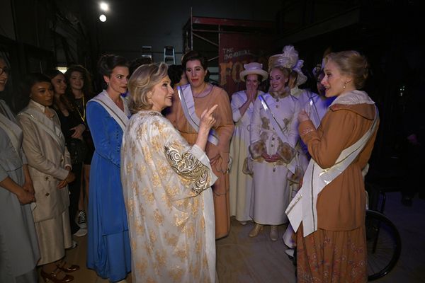 Hillary Clinton and cast of Suffs Photo