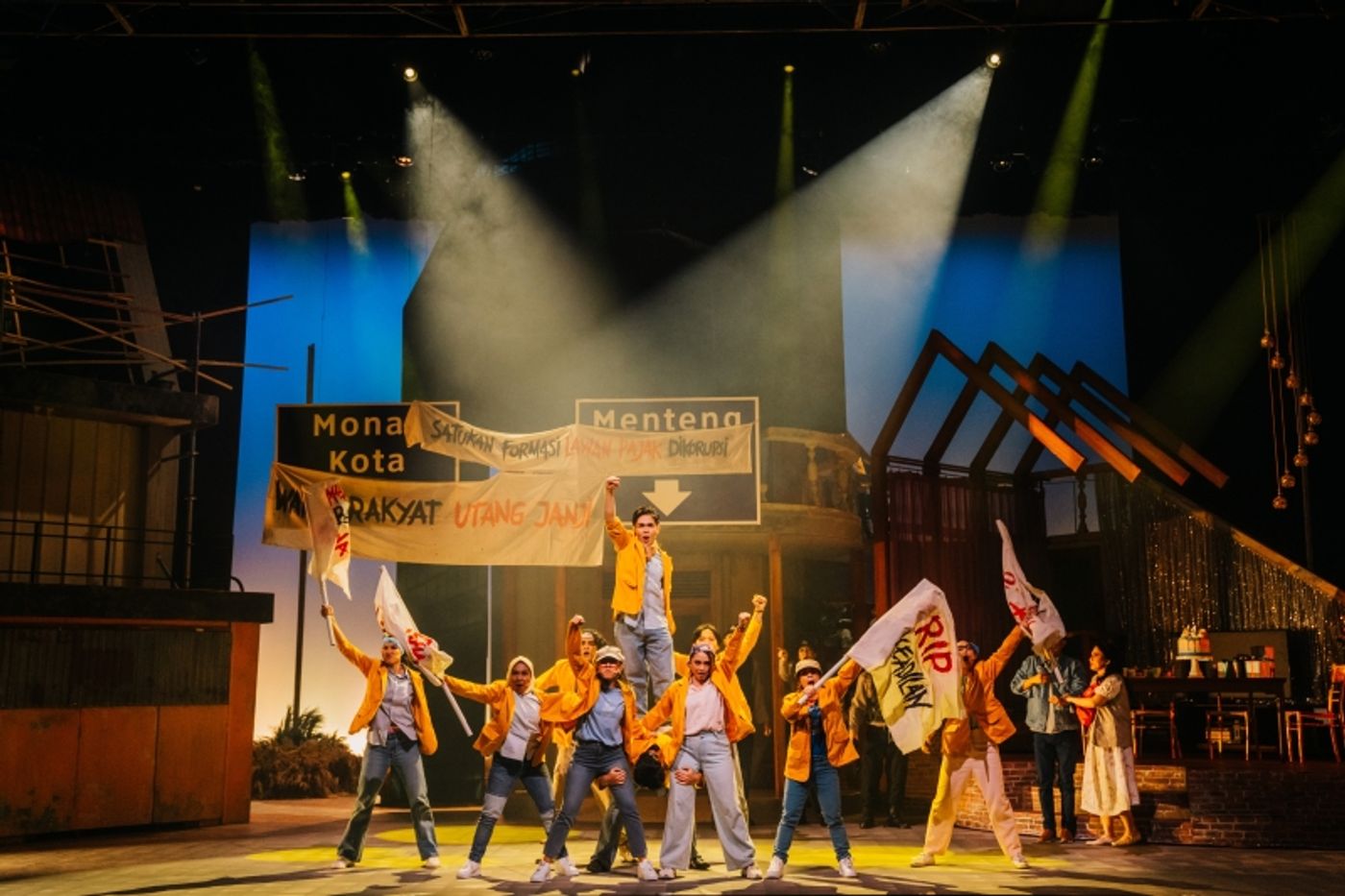 Review: Rooted in Familial Warmth, MUSIKAL KELUARGA CEMARA Blossoms with Spectacle  Image