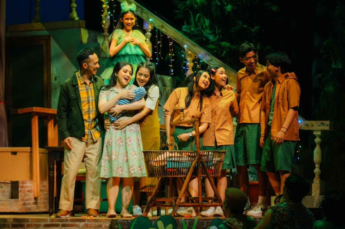 Review: Rooted in Familial Warmth, MUSIKAL KELUARGA CEMARA Blossoms with Spectacle  Image