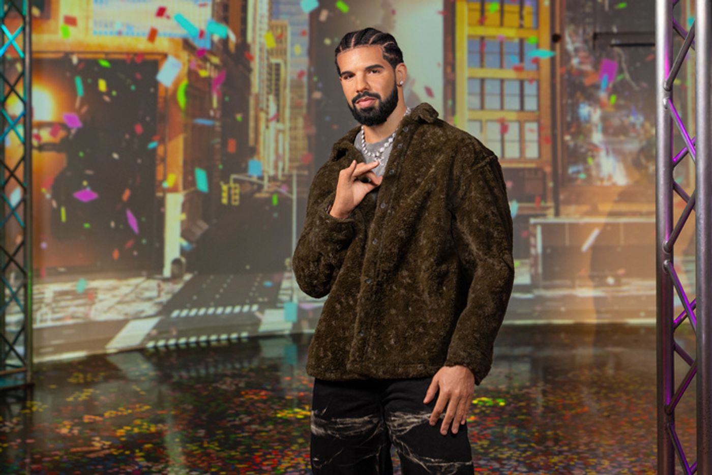 Photos: Take a Look at Drake's Newest Wax Figure at Madame Tussauds New York Photos: Take a Look at Drake's Newest Wax Figure at Madame Tussauds New York Image