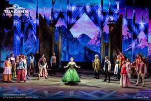 Daisy Wright and the cast  Photo